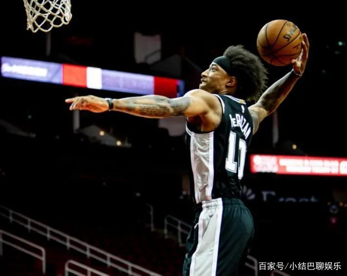 火箭大胜马刺,休城小将受伤坐轮椅离场了吗?