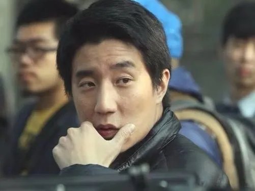 房祖名美国被扣车,为何一句“我爸是成龙”就被立即释放?