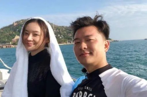 他苦追袁姗姗四年,后与王鸥订婚,还是杨幂同学,他究竟是谁?