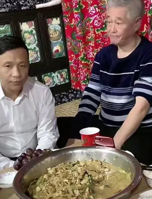 赵本山一家坐炕头直播吃饭，赵本山那么有钱，为何伙食有点差？