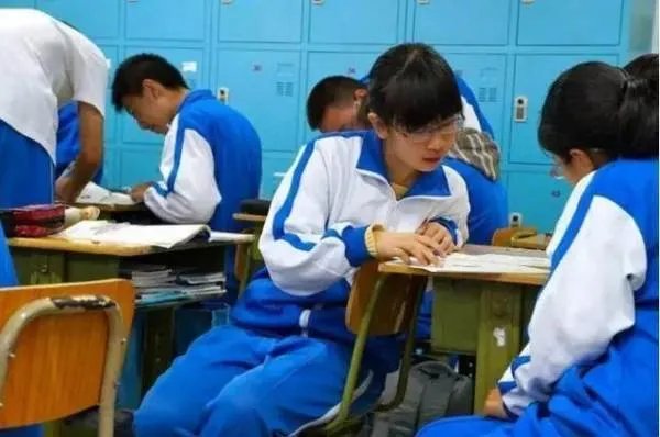 全国政协委员建议,取消英语中小学主科地位,外界的反响如何?