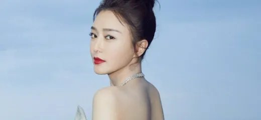 在《跨界喜剧王》中，两位老演员秦岚和韩兆一样出现了袭胸这种不文明的行为？
