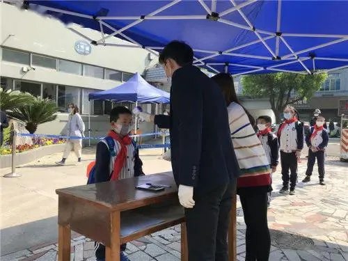 浙江一高校现疫情,3千余名师生转移,疫情为何总会出现在学校?
