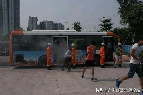 当在公交车上遇上火灾应该怎么办？