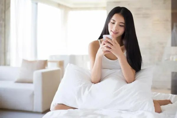 河北00后长期玩手机致颈椎变形，经常玩手机还有哪些危害？