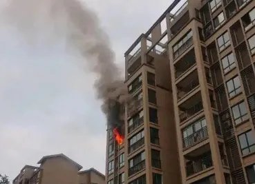 桂林一小区发生火灾,民房起火该如何自救?
