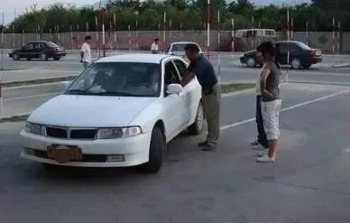 女子开车上路不慎撞死过路老人为什么判他人担责?
