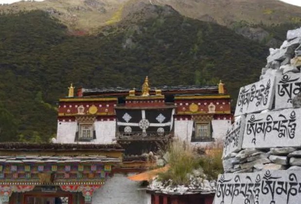 一家三口到稻城亚丁旅游三天，有哪些景点住宿和美食值得推荐？
