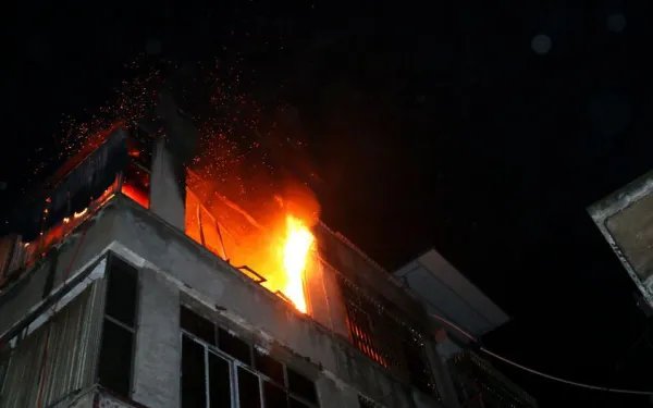 桂林一小区发生火灾,民房起火该如何自救?