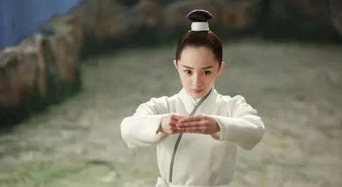 杨幂发际线回归是怎么回事?