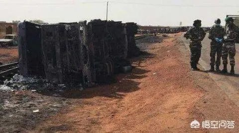 尼日尔一油罐车翻车民众疯狂抢油,突然爆炸58人当场死亡,你怎么看?