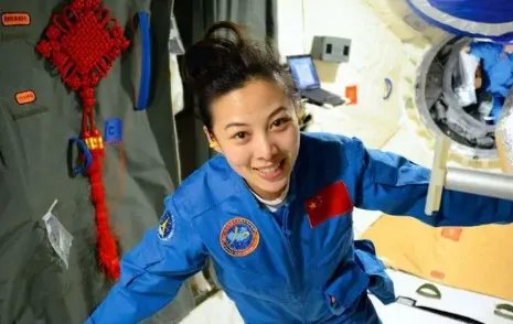 女航天员在太空中如何洗头?水和头发能接触到一起吗?