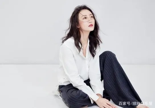 王鸥被小鲜肉探班,两人酒店过夜后挽手出门,是恋情曝光了吗?