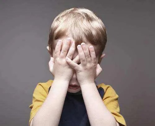 陕西遭父亲抱摔幼童死亡,该父亲为何抱摔幼童?