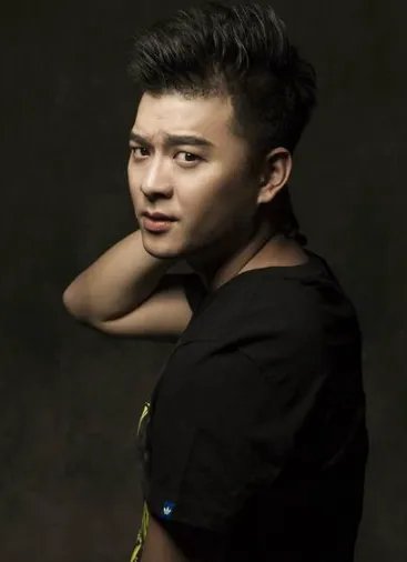 他苦追袁姗姗四年,后与王鸥订婚,还是杨幂同学,他究竟是谁?