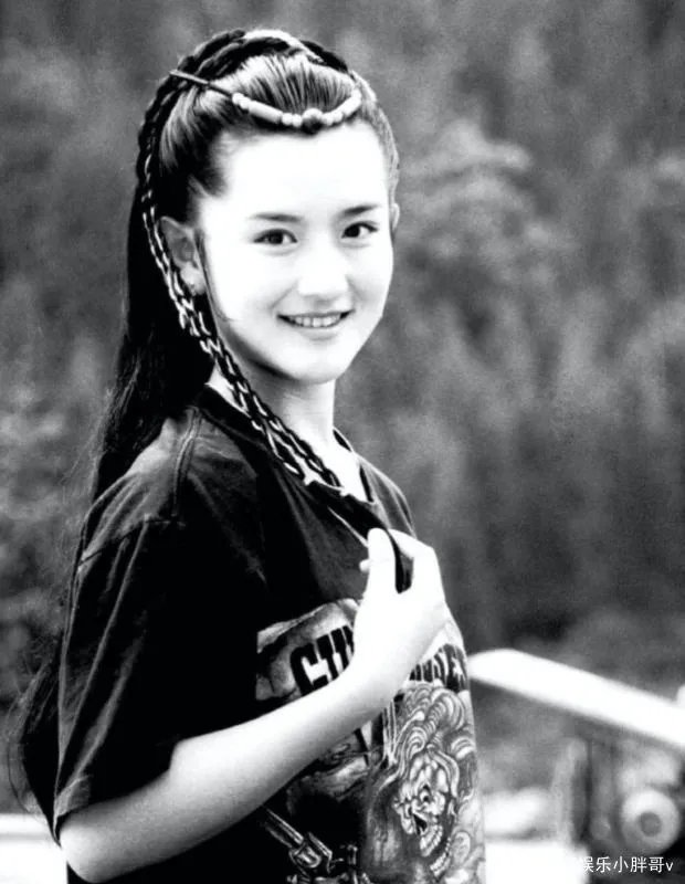 黄鹤翔26年前的《九妹》,谁注意到了MV女配角?如今怎样?