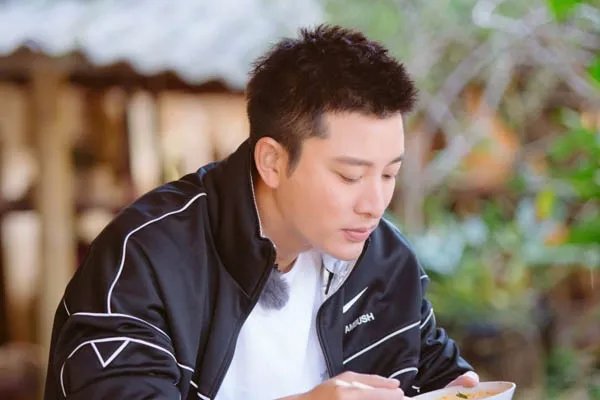 李小璐为甜馨庆生，贾乃亮公开回应了什么让网友们“哗然”？