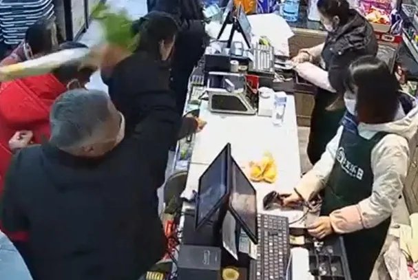 老人超市行窃被贴我是“小偷”示众,这种侮辱性惩罚合理吗?