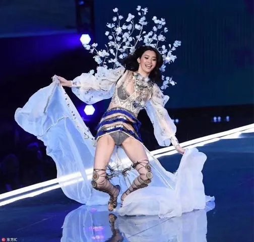#维密大秀#有哪些维密天使曾经在维密T台上跌倒过?