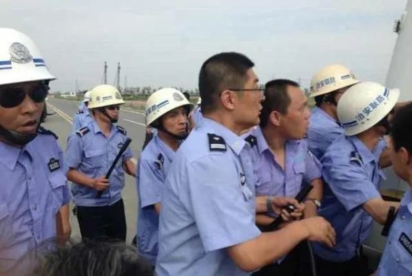 警察拔枪对民工示威 副局长振臂一挥“给我打”