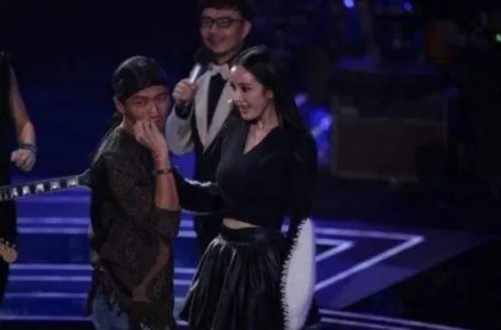 谢霆锋首回应与杨幂绯闻,再强调与王菲感情稳定但不会结婚,你怎么看?