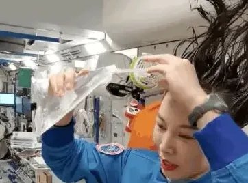 女航天员在太空中如何洗头?水和头发能接触到一起吗?