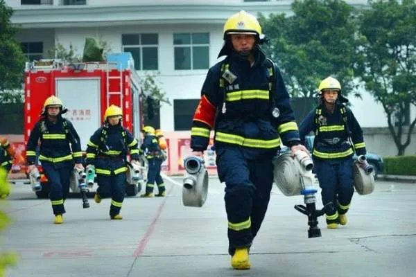 镇江市女孩跳楼被救还责怪消防官兵多管闲事了吗?