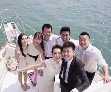 他苦追袁姗姗四年,后与王鸥订婚,还是杨幂同学,他究竟是谁?