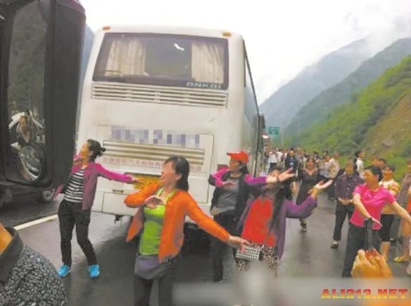 中国大妈们要逆天了:高速公路上也能跳广场舞!