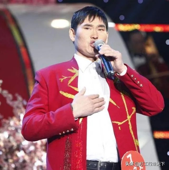 大衣哥家门被踹上热搜,如何看待大衣哥村子里的人?