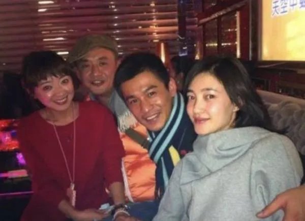 他苦追袁姗姗四年,后与王鸥订婚,还是杨幂同学,他究竟是谁?