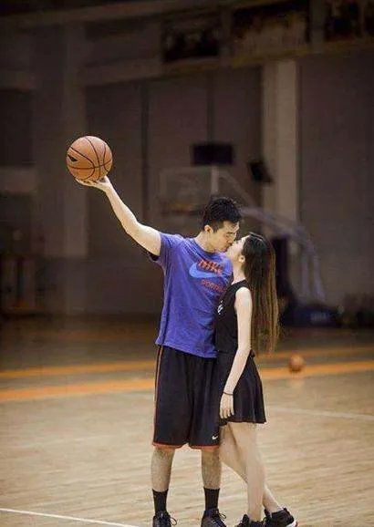 男篮功勋王仕鹏身价千万,娶模特娇妻,如今现状如何呢?