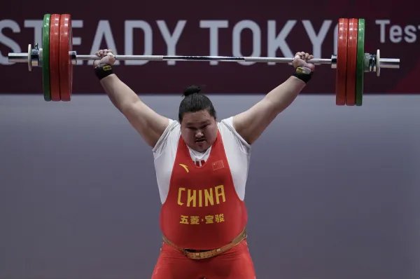 李雯雯轻松打破三项记录,为什么说她天生为举重而生?
