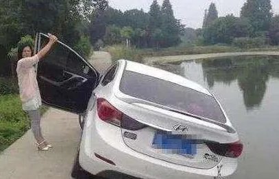 “横空旋转、碎片四溅”黑龙江女出租车司机迎头撞向公交车，到底怎么回事？