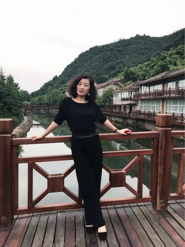 大家能否推荐下适合职场女性的服装品牌?穿上走路带风那种?