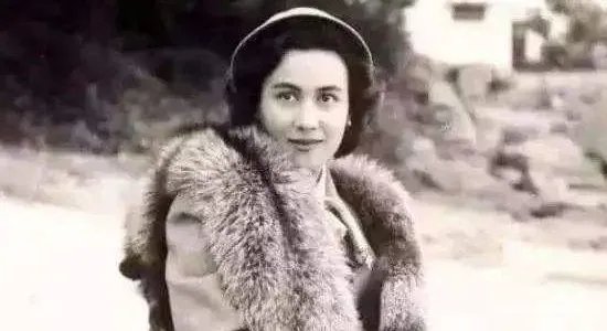 赌王的原配黎婉华的人生些许悲惨,她是否看错了赌王?