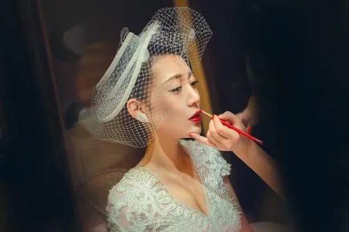 婚礼新娘造型图片大全 如何选择适合自己的新娘妆容