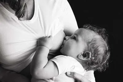 宝宝衔乳时不张大嘴是什么原因 如何纠正宝宝衔乳姿势