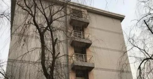 大学大一新生方某入校三天后在宿舍内死亡,此案有何疑点?