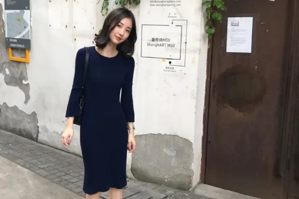 在秋天的时候,黑色针织衫应该配什么款式的下装会显得很有活力?