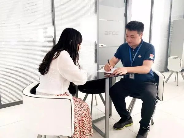 去学一个健身教练大概再多久，学费要多少呀？