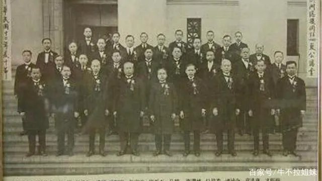 老农翻地挖出一块锈铁,里面藏着怎样一段关于500多箱黄金的往事?