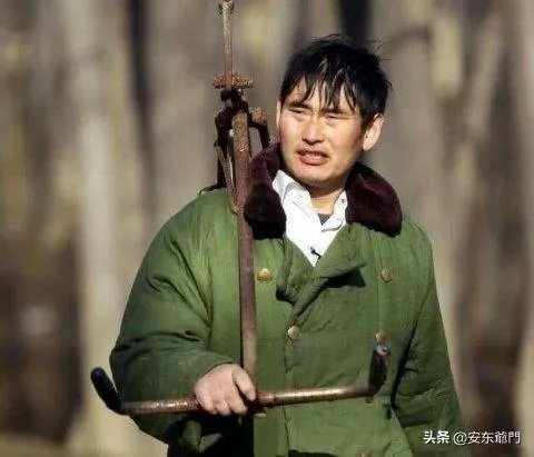 大衣哥朱之文家门被踹后,封村、集市被叫停等,到底谁损失了?