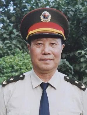 ：洪豹，