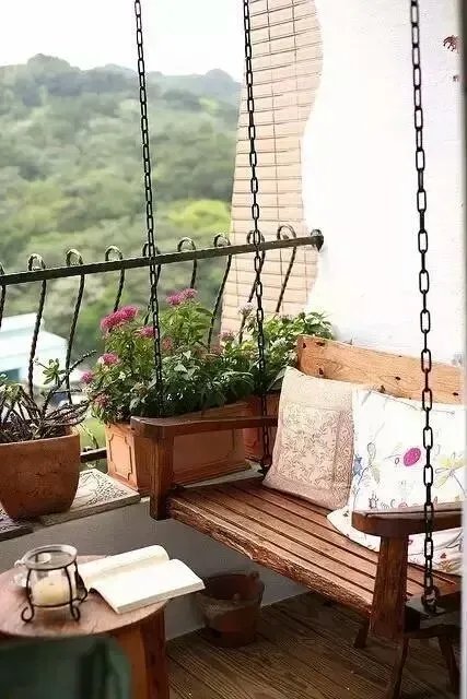 实木地板和花架、绿植、休闲椅……阳台的多种风情～