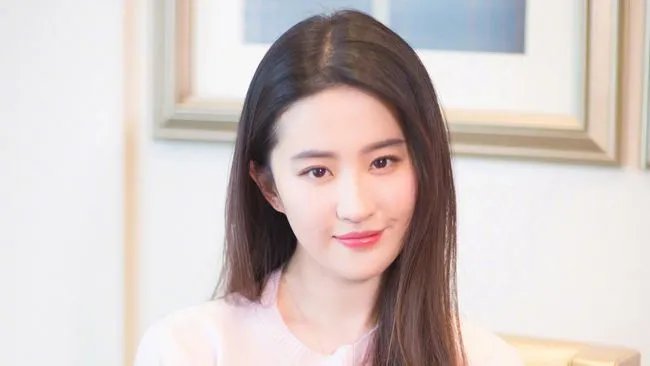 刘亦菲穿情侣鞋疑似恋情曝光,这次她的对象是谁?