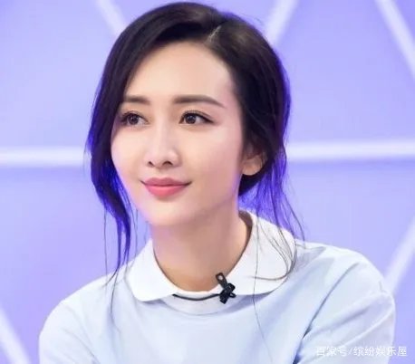 王鸥被小鲜肉探班,两人酒店过夜后挽手出门,是恋情曝光了吗?