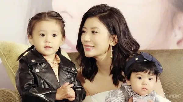 修杰楷为小女儿庆生,贾静雯与孩子似姐妹,贾静雯是如何保养的?