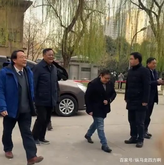 49岁韩红近照!暴瘦34斤,饿到想吃狗粮,这是怎么回事?