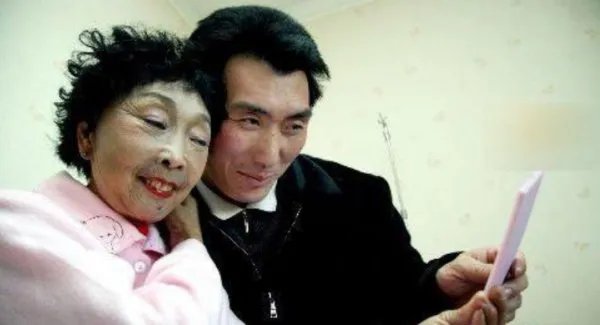 当年声称自己不后悔,娶了60岁整容老太的25岁小伙子,现在怎样了?